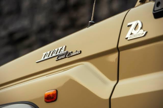 Amazon | 70th エンブレム ランドクルーザー (小) | エンブレム | 車